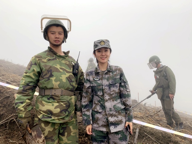 坝子雷场艾寇与学生李薛龙_副本.jpg