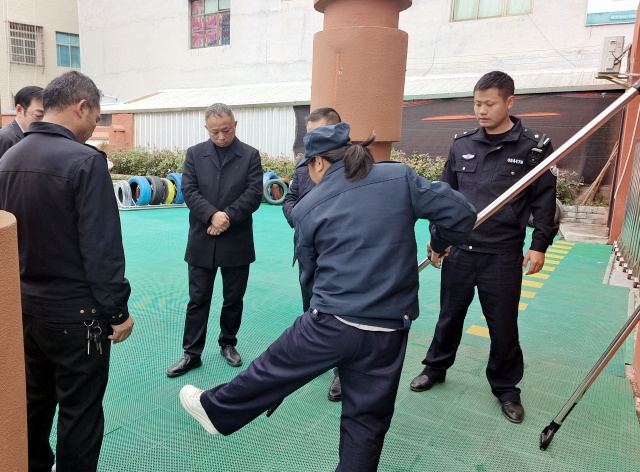 任兵书记指导使用安保器材_副本.jpg