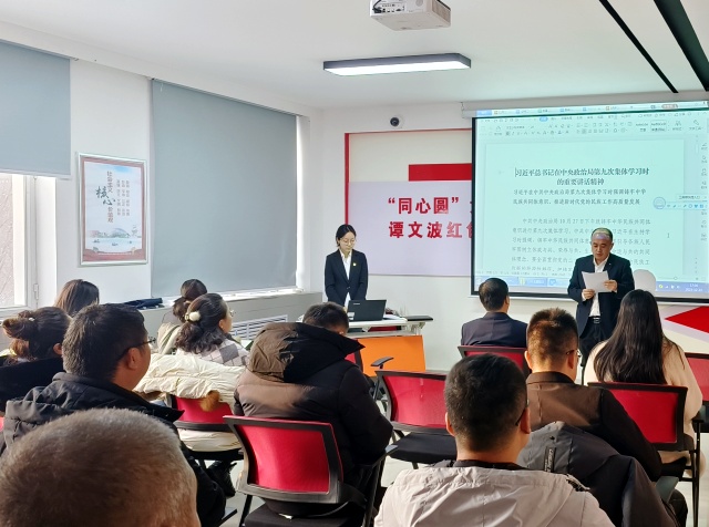 3.工作人员开展集中学习--克拉玛依市白碱滩区三平路街道振兴社区 杨雨婷 供稿供图  联系电话：18009903291 审核人：刘祥贞_副本.jpg
