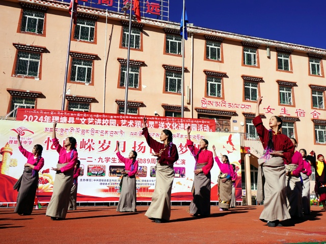 图为学生表演的活力舞步_副本.jpg