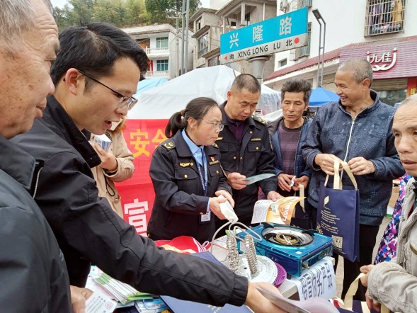 黎平县：深入农村宣传电器产品安全知识_副本.jpg