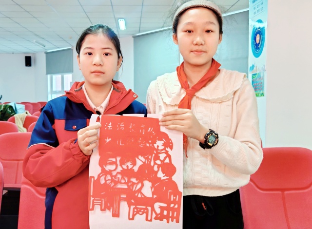 孩子们展示成品 摄影师：寇德园_副本.jpg