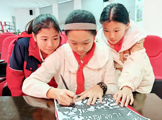 克拉玛依第十六小的孩子们正在刻纸 摄影师：寇德园_副本.jpg