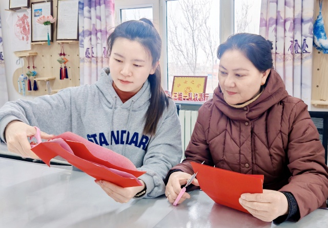 志愿者正在教授剪纸  摄影师：寇德园_副本.jpg