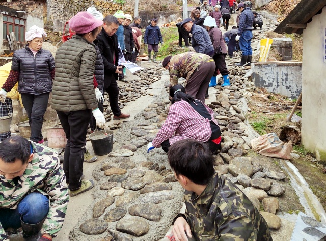 发动党员群众投工投劳修建鹅卵石步道_副本.jpg