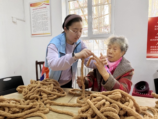 工作人员教居民织围巾3_副本.jpg