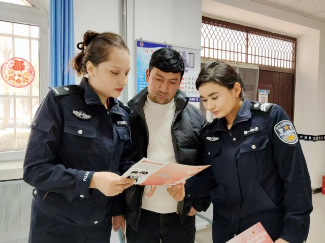 民警向群众讲解“新疆公安微警务”的各项功能，_副本.jpg