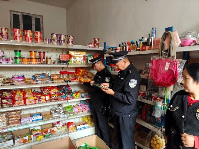食药环大队民警联合基层派出所民警在商超专项检查（陈恺）_副本.jpg