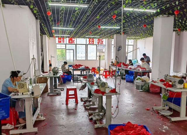 罗里信息（第100期）飞城玩具制造有限公司工人正在利用五福村扶贫车间闲置机器从事生产_副本.jpg