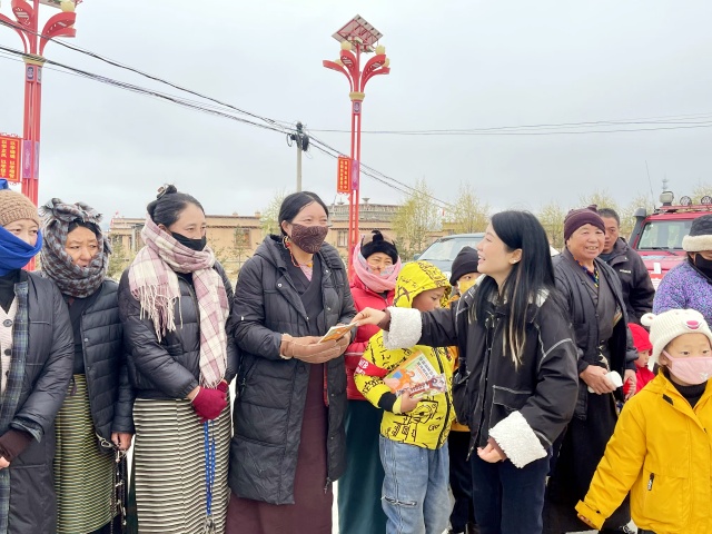 图为王舒给村民发放消防安全知识手册_副本.jpg