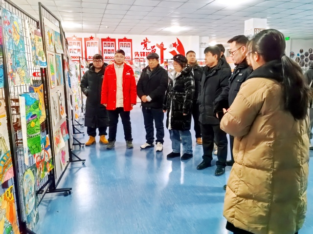 3.企业代表们参观校园特色项目展览-克拉玛依市白碱滩区三平路街道 段乐洋 供图  联系电话：18009903291 审核人：闫宇_副本.jpg