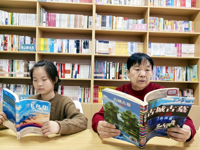 居民在职工书屋看书_副本.jpg