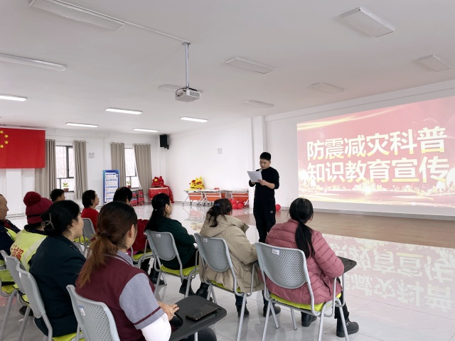 工作人员开展科普教育_副本.jpg
