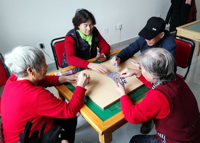 居民开展扑克牌比赛_副本.jpg