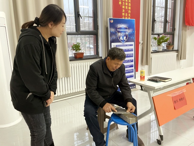 居民体验磨刀志愿服务_副本.jpg