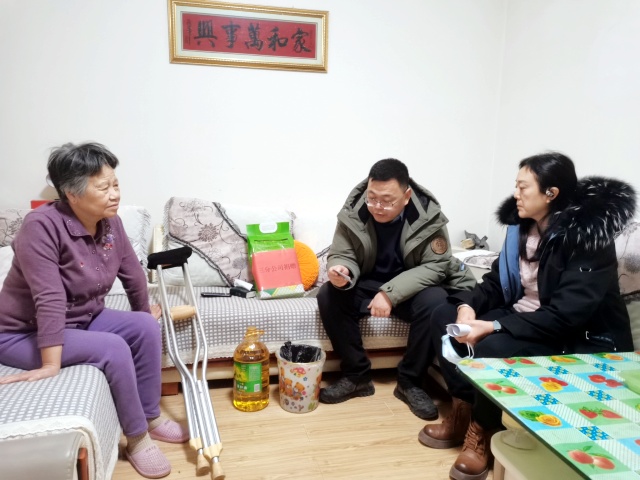 慰问辖区独居老人_副本.jpg