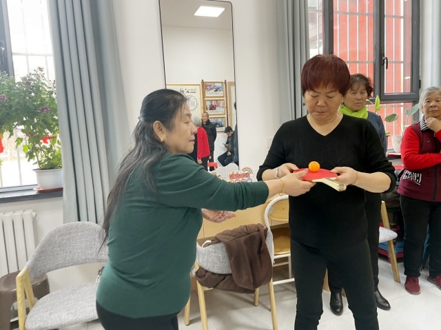 居民一起玩乒乓球接力游戏_副本.jpg