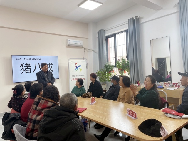 居民在玩“你来比划我来猜”游戏.2JPG_副本.jpg