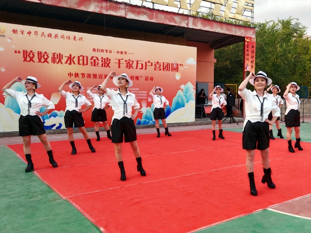 5.白碱滩区老干局带来的个性走秀-克拉玛依市白碱滩区三平路街道振兴社区 杨雨婷 供图  联系电话：18009903291 审核人：刘祥贞_副本.jpg