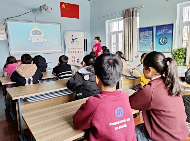 孩子们观看防拐视频（拍摄者：侯依烁）_副本.jpg