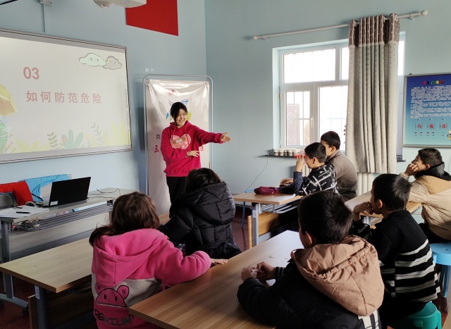 孩子们踊跃回答问题（拍摄者：侯依烁）_副本.jpg