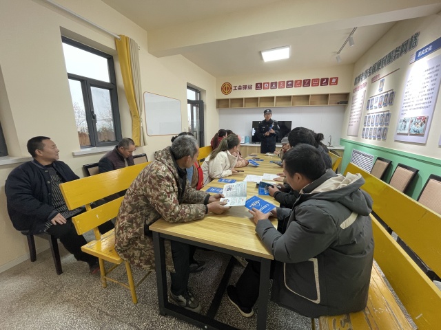 2.联合社区民警组织辖区商户开展”防范非法集资·守住钱袋子“小课堂-克拉玛依市白碱滩区三平路街道振兴社区 杨雨婷 供图  联系电话：18009903291 审核人：刘祥贞_副本.jpg