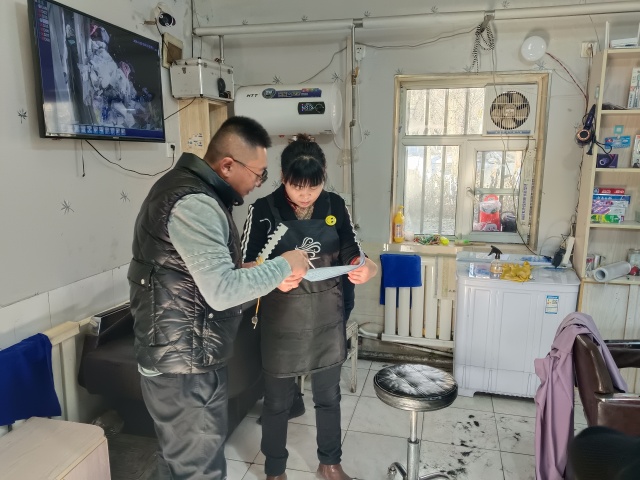 7.向辖区商户宣传防范非法集资相关知识-克拉玛依市白碱滩区三平路街道振兴社区 杨雨婷 供图  联系电话：18009903291 审核人：刘祥贞_副本.jpg