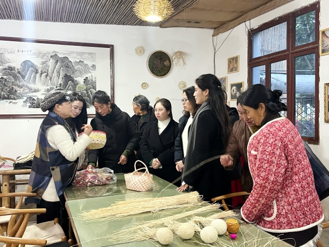 图为理塘妈妈树成员参观成都巧帆棕编_副本.jpg