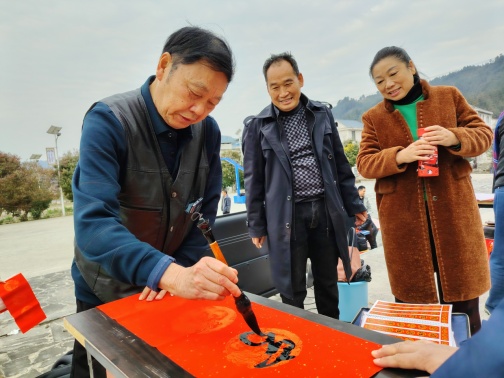 黎平县老年大学开展2025年文化中国行“和美黎平·桑榆赋能”送春联活动 (1)_副本.jpg