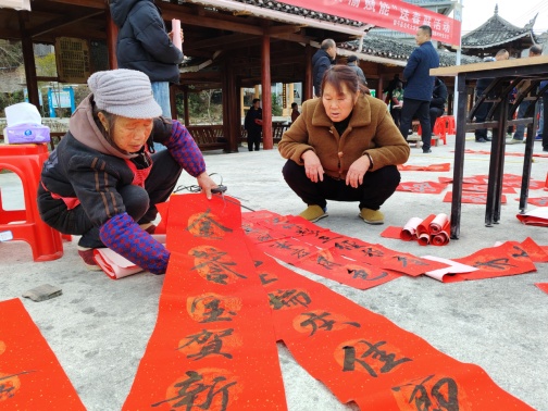 黎平县老年大学开展2025年文化中国行“和美黎平·桑榆赋能”送春联活动 (3)_副本.jpg