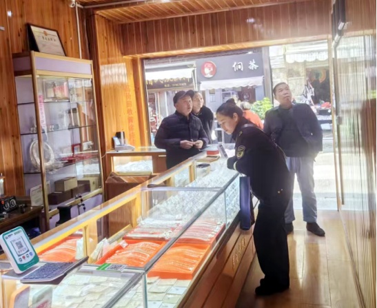 工作人员在景区银饰店开展检查 (1)_副本.jpg