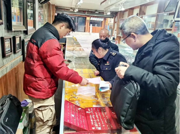 工作人员在景区银饰店开展检查 (2)_副本.jpg