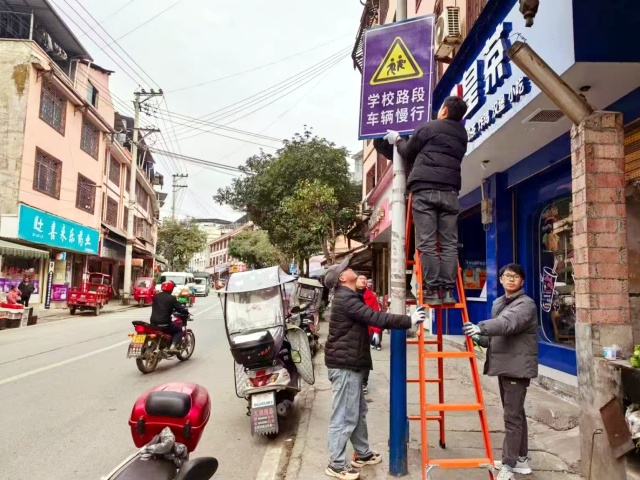 人大代表与群众一起按装警示牌子_副本.jpg