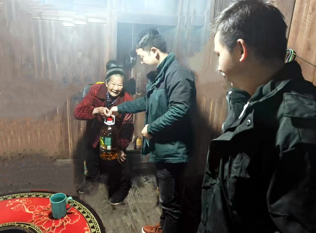 2025年1月10日，芒岭村“两委”及驻村工作队员入户走访留守老人，给老人发放生活物资。拍摄者：杨孝果_副本.jpg