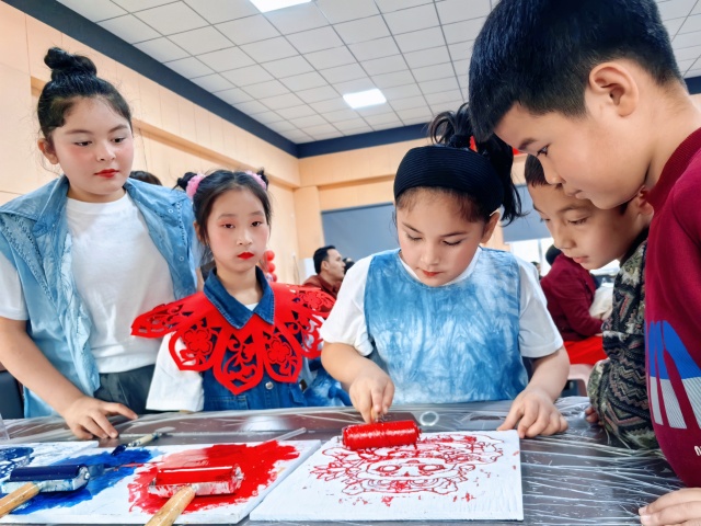 孩子们体验“指尖上的民风民俗”—版画拓印（拍摄者：段乐洋）_副本.jpg