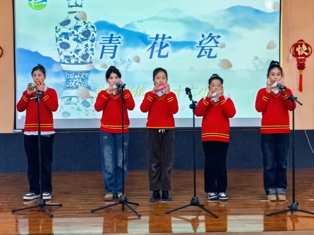 克拉玛依市第十六小学学生用紫砂哨埙演奏《青花瓷》（拍摄者：段乐洋）_副本.jpg