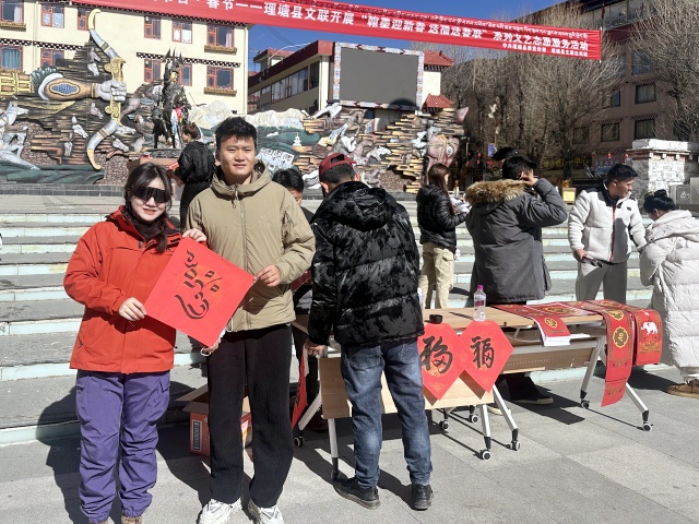 图为游客喜领藏文春联_副本.jpg