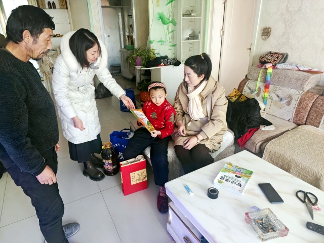 临泽县蓼泉镇：爱心妈妈”温暖童心1_副本.jpg