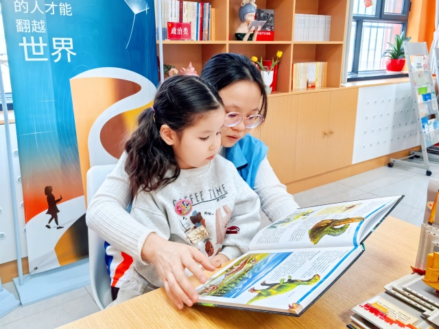 工作人员带辖区儿童共同阅读 拍摄者：段乐洋_副本.jpg
