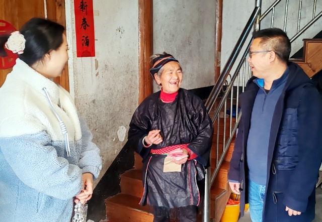 2025年1月24日，尚重镇陆其刚镇长带队到尚重村己领苟寨慰问农村生活困难党员，拍摄者：廖敏_副本.jpg