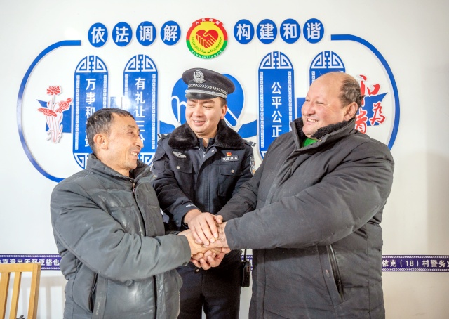 新疆维吾尔自治区叶城县伯西热克派出所民警正在进行矛盾纠纷调解 (1)_副本.jpg
