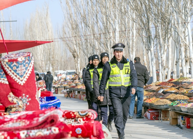 新疆维吾尔自治区叶城县伯西热克派出所民警开展日常巡逻工作 (4)_副本.jpg