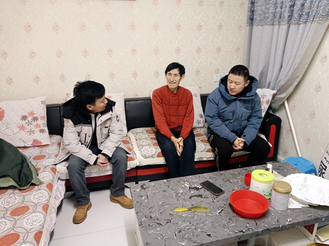 街道、社区工作人员慰问独居老人2 拍摄者：杨雨婷_副本.jpg