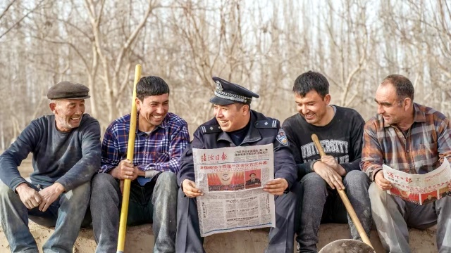 在江格勒斯乡，民警走进田间地头，与农户拉家常的方式开展普法宣传（陈恺）_副本.jpg