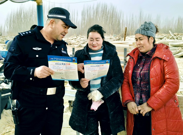 在江格勒斯乡，民警走进田间地头开展普法宣传（祖丽皮丁·吾斯曼）_副本.jpg