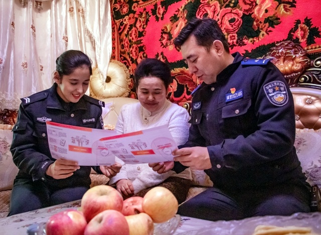 在社区，入户开展普法宣传活动 （麦尔丹·图如普）_副本.jpg