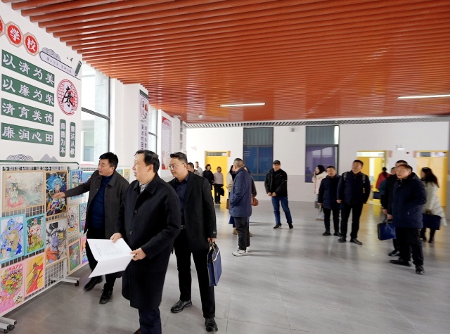 参观艺术画展_副本.jpg