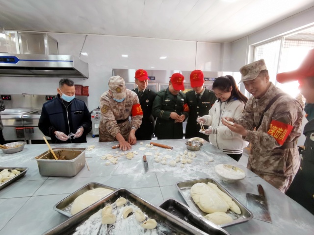 官兵代表和老兵志愿者同老人们一起包水饺_副本.jpg