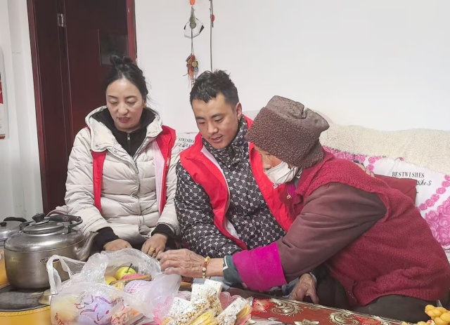 图为志愿者与老人聊天_副本.jpg