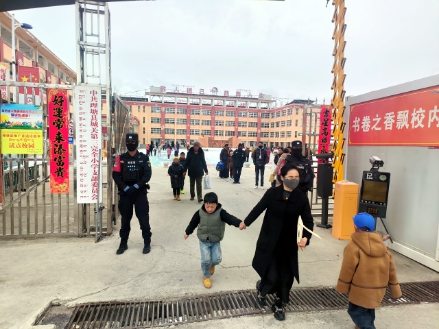 图为理塘县城关第三完全小学“护学岗”_副本.jpg